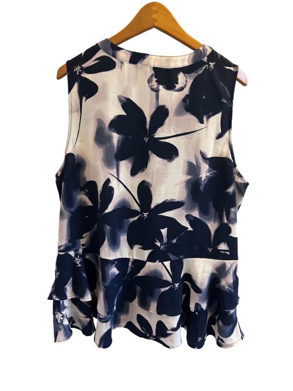 Simply Vera Vera Wang Beautiful Flowy Navy and Cream Floral Sleeveless Top 1X - Picture 4 of 8